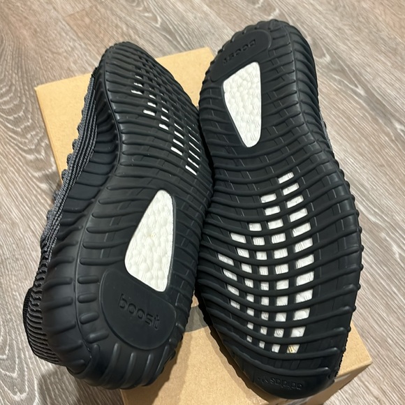 YZY 350 (Yeezy) - Picture 3 of 4